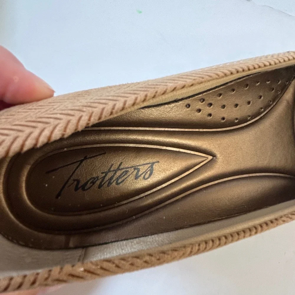 Trotters Lauren Taupe Suede Herringbone Wedge Pumps Womens 8.5 N
